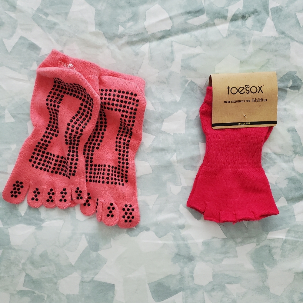 2 pairs of yoga socks